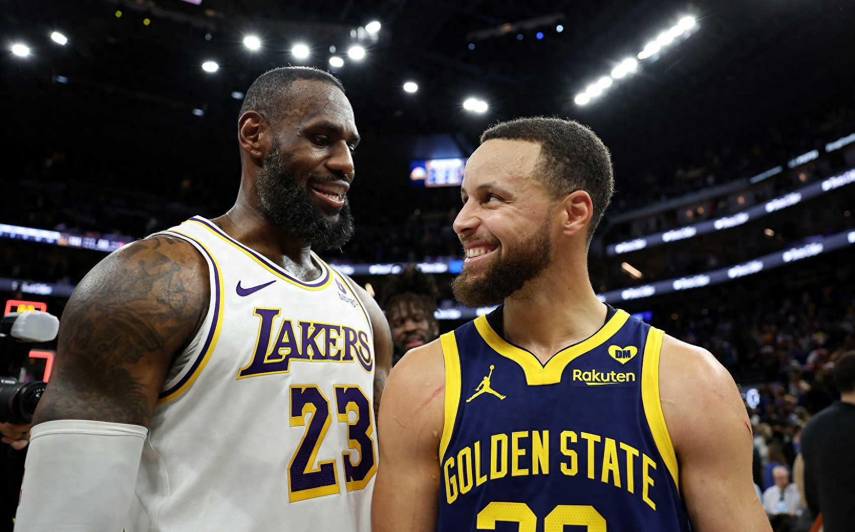 NBA日本赛开打,火箭队大胜湖人 NBA日本赛开打,火箭队大胜湖人